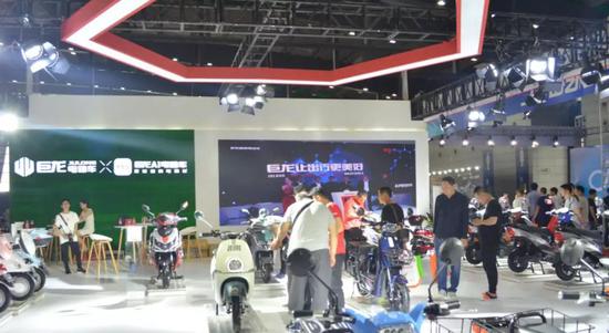 巨(jù)龍AI“更聰(cong)明的電(diàn)動車”很(hěn)吸眼！