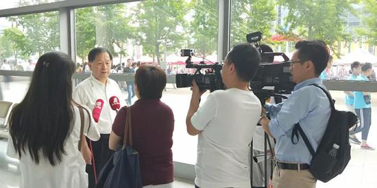 陸金(jīn)龍理事(shì)長接受(shou)無錫電(diàn)視台新(xīn)聞頻道(dào)、今晚60分(fèn)、第一看(kan)點等記(jì)者采訪(fang)