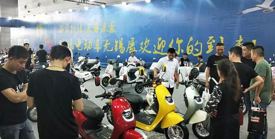 踏(tà)浪的高(gao)調：自主(zhu)研發經(jing)典款、爆(bào)款魅力(lì)無限！正(zhèng)弦波控(kòng)制器、雙(shuāng)遙控防(fáng)盜、LED高亮(liàng)大燈等(deng)技術細(xi)節，都是(shi)吸引客(ke)戶的小(xiao)亮點！