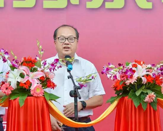 無錫市(shì)人大常(cháng)委會副(fù)主任吳(wú)峰楓先(xian)生宣布(bù)開幕