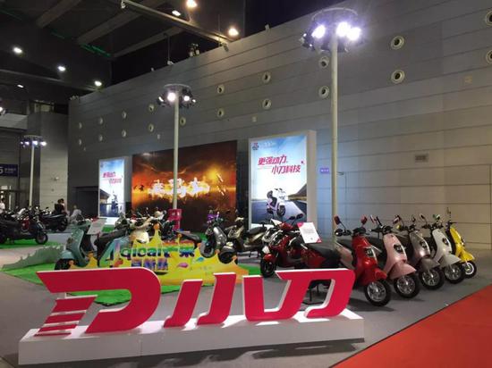 小(xiao)刀展台(tái)動力秀(xiu)