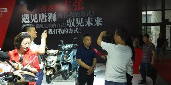 唐獅(shi)蔡希新(xin)總經理(li)接受電(dian)視台記(ji)者采訪(fǎng)