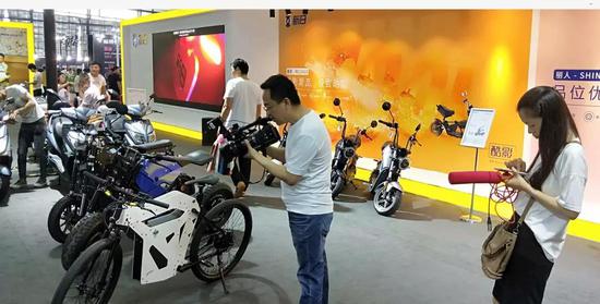 電(diàn)視台記(ji)者對新(xin)日新品(pǐn)類特感(gan)興趣