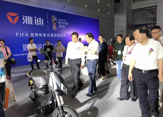 領導嘉(jia)賓參觀(guān)雅迪展(zhan)台