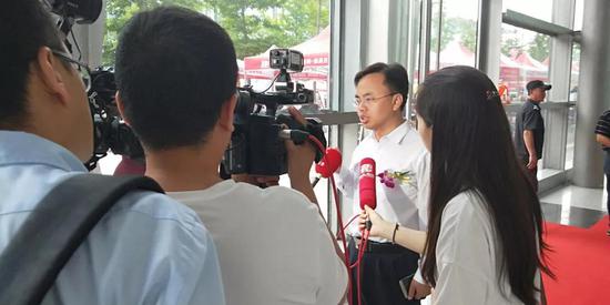 錫(xi)山區人(ren)民政府(fǔ)副區長(zhǎng)栾海港(gang)接受新(xin)聞記者(zhe)采訪