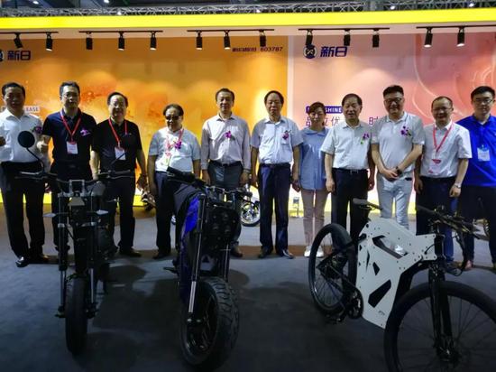 領導嘉(jiā)賓參觀(guan)新日展(zhan)台